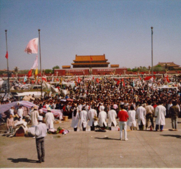 People on the square paying tribute to Hu Yaobang